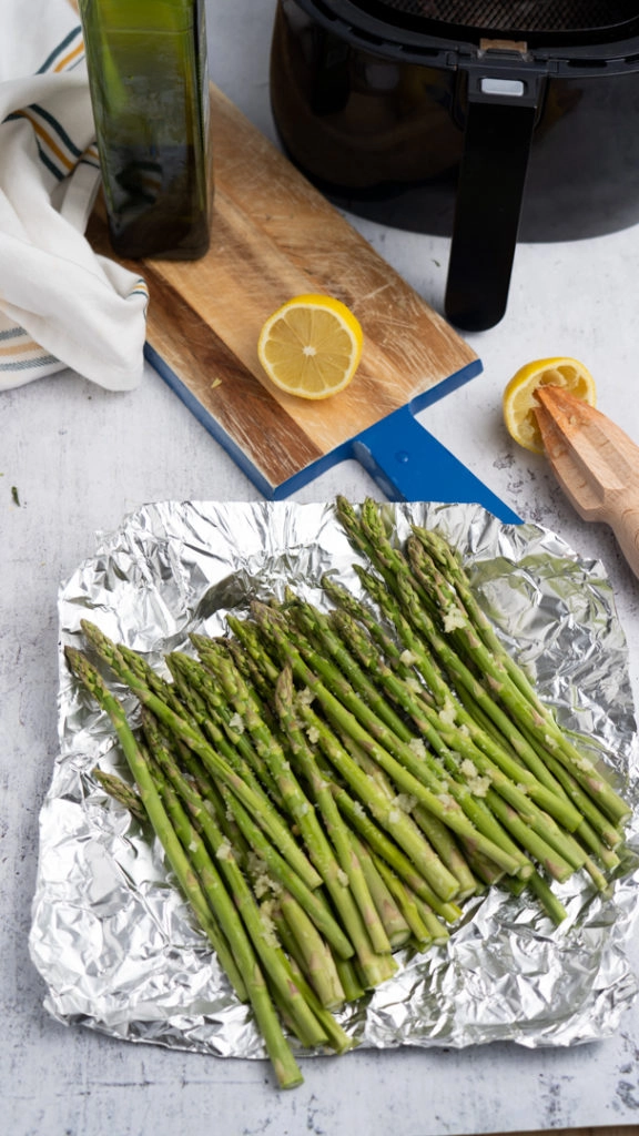 Asparagus on foil with garlic and lemon