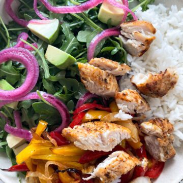 CHICKEN, ONIONS, PEPPERS, ARUGULA, AVOCADO AND RICE BOWL