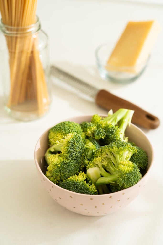 ingredients for broccoli with spaghetti 