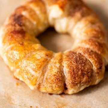 Apple rings in puff pastry.